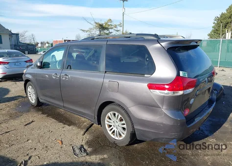 2014 Toyota Sienna Xle V6 8 Passenger z USA, uszkodzony, nr VIN 5TDYK3DC1ES422768